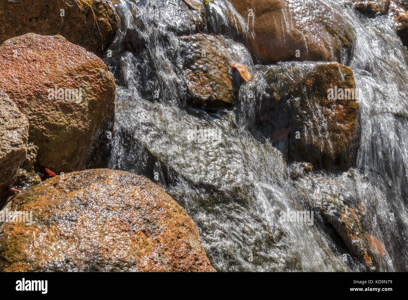 Fließend Wasser mit Steinen. Stockfoto