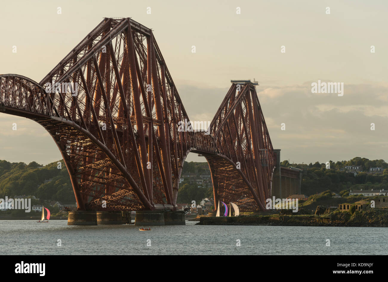 Forth Bridge und erhabene bei Dämmerung, Queensferry, Schottland, UK Stockfoto