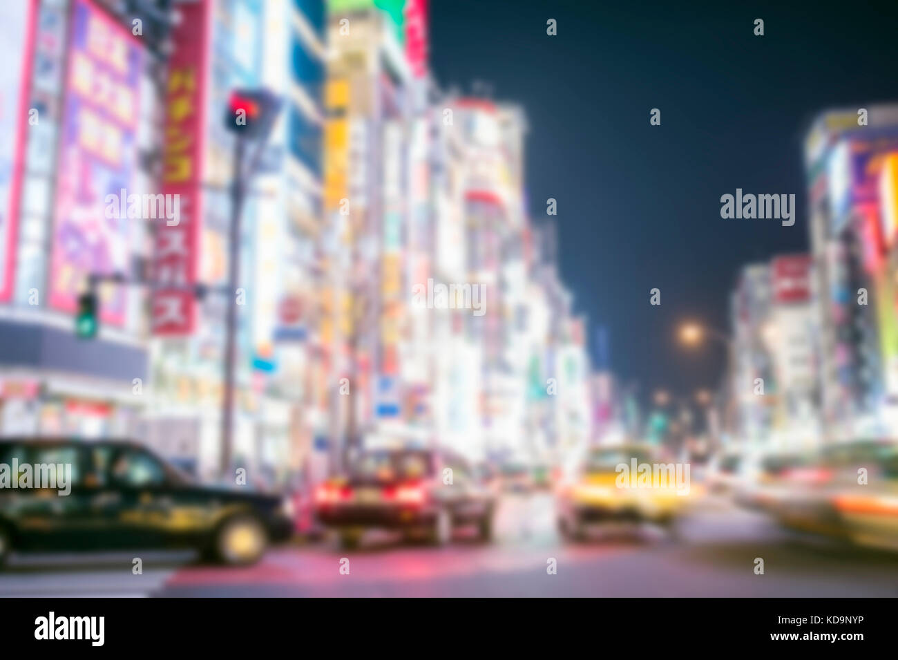 Unscharfes Bild. Einige Taxi sind, in einem der lebhaftesten Viertel Japan Kreuzung in Shinjuko Bezirk in der Nacht. Shinjuku ist eine spezielle Station in Tokio, Japan. Stockfoto