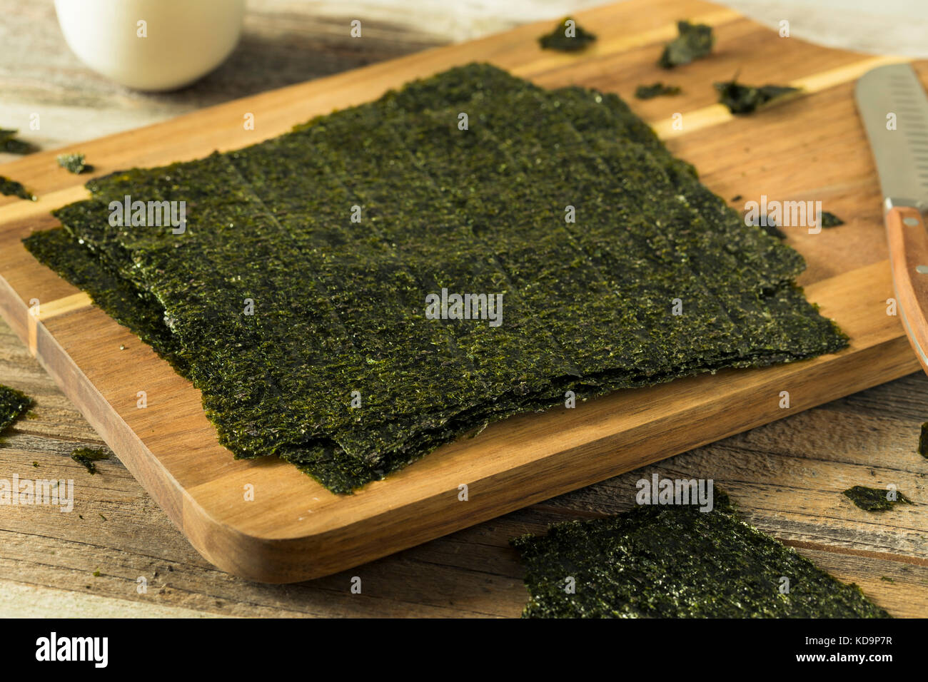 Organic Green trocken geröstetem Seetang Blätter auf einer Platine Stockfoto