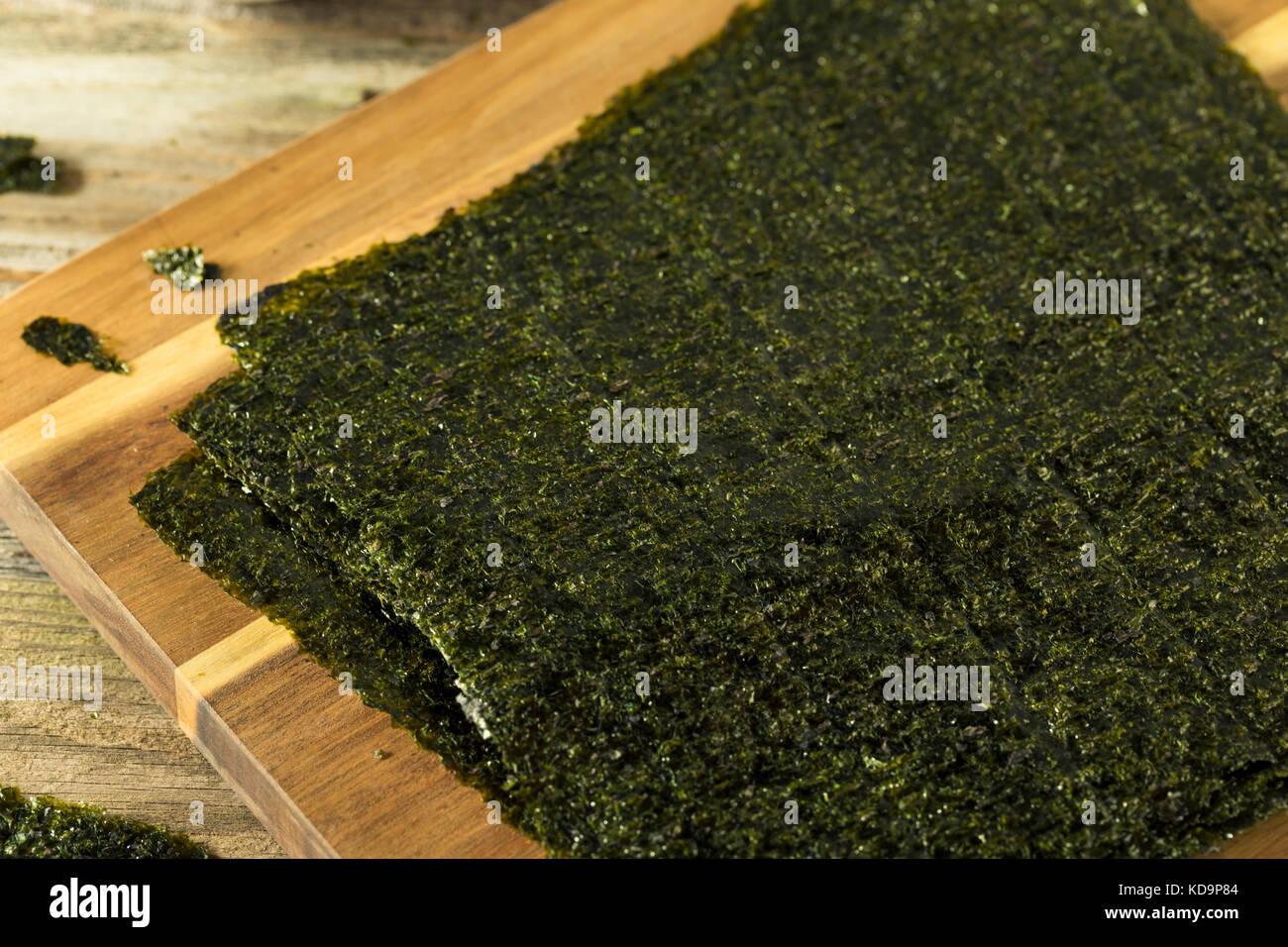 Organic Green trocken geröstetem Seetang Blätter auf einer Platine Stockfoto