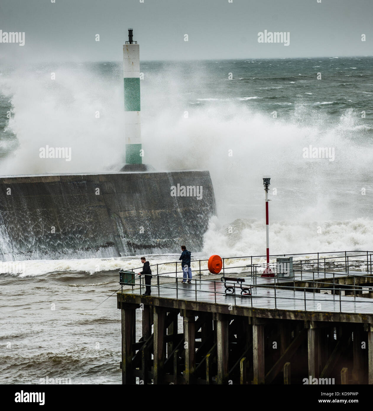 Aberystwyth Wales UK, Mittwoch, 11. Oktober 2017 UK Wetter: Stürmische Meere und Sturmwinde treffen auf die Hafenmauer und den Leuchtturm in Aberystwyth an der Küste westwales. Das Met Office hat eine gelbe Warnung für einen Großteil des Nordwestens von Wales ausgegeben, mit der Gefahr von Überschwemmungen und Störungen des Verkehrs Foto: Keith Morris/Alamy Live News Stockfoto