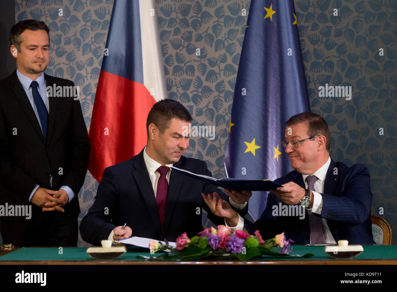 Prag, Tschechische Republik. Oktober 2017. Handelsminister Jiri Havlicek (links) und Präsident des Verbands der Automobilindustrie Bohdan Wojnar unterzeichneten am 11. Oktober 2017 in Prag ein Memorandum über die Zukunft der Automobilindustrie in der Tschechischen Republik. Quelle: Michal Kamaryt/CTK Photo/Alamy Live News Stockfoto