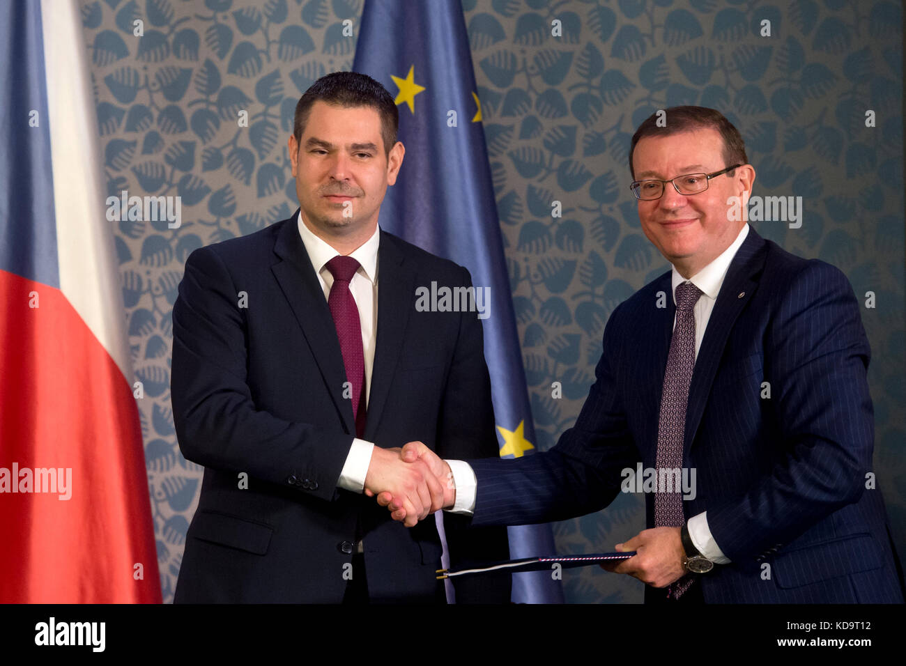 Prag, Tschechische Republik. Oktober 2017. Handelsminister Jiri Havlicek (links) und Präsident des Verbands der Automobilindustrie Bohdan Wojnar unterzeichneten am 11. Oktober 2017 in Prag ein Memorandum über die Zukunft der Automobilindustrie in der Tschechischen Republik. Quelle: Michal Kamaryt/CTK Photo/Alamy Live News Stockfoto