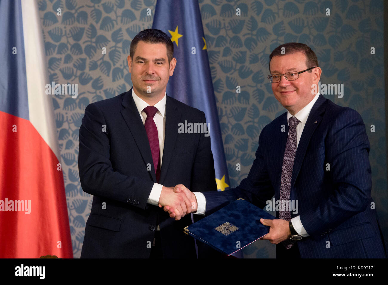Prag, Tschechische Republik. Oktober 2017. Handelsminister Jiri Havlicek (links) und Präsident des Verbands der Automobilindustrie Bohdan Wojnar unterzeichneten am 11. Oktober 2017 in Prag ein Memorandum über die Zukunft der Automobilindustrie in der Tschechischen Republik. Quelle: Michal Kamaryt/CTK Photo/Alamy Live News Stockfoto