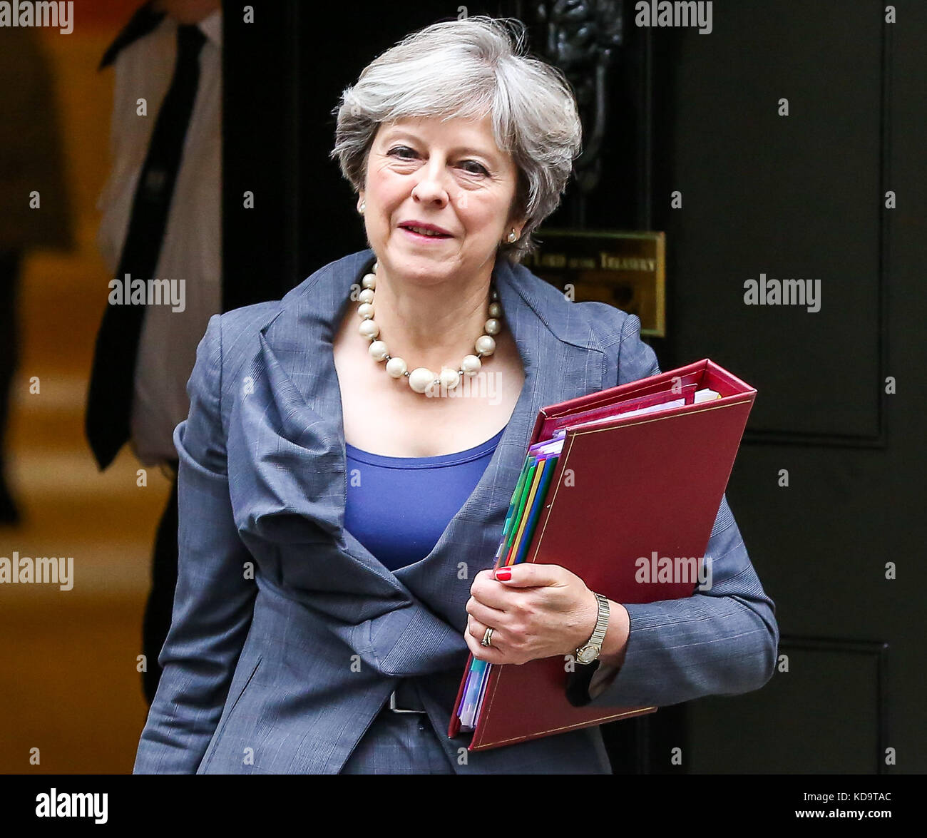 Downing Street. London.uk 11 Okt 2017 - Premierminister Großbritanniens Theresa May verlässt. 10 Downing Street die Ministerpräsidenten Fragen (pmqs) am Unterhaus teilnehmen. Theresa May ins Unterhaus zurück zum ersten pmqs seit den Parteitagen. Credit: dinendra Haria/alamy leben Nachrichten Stockfoto