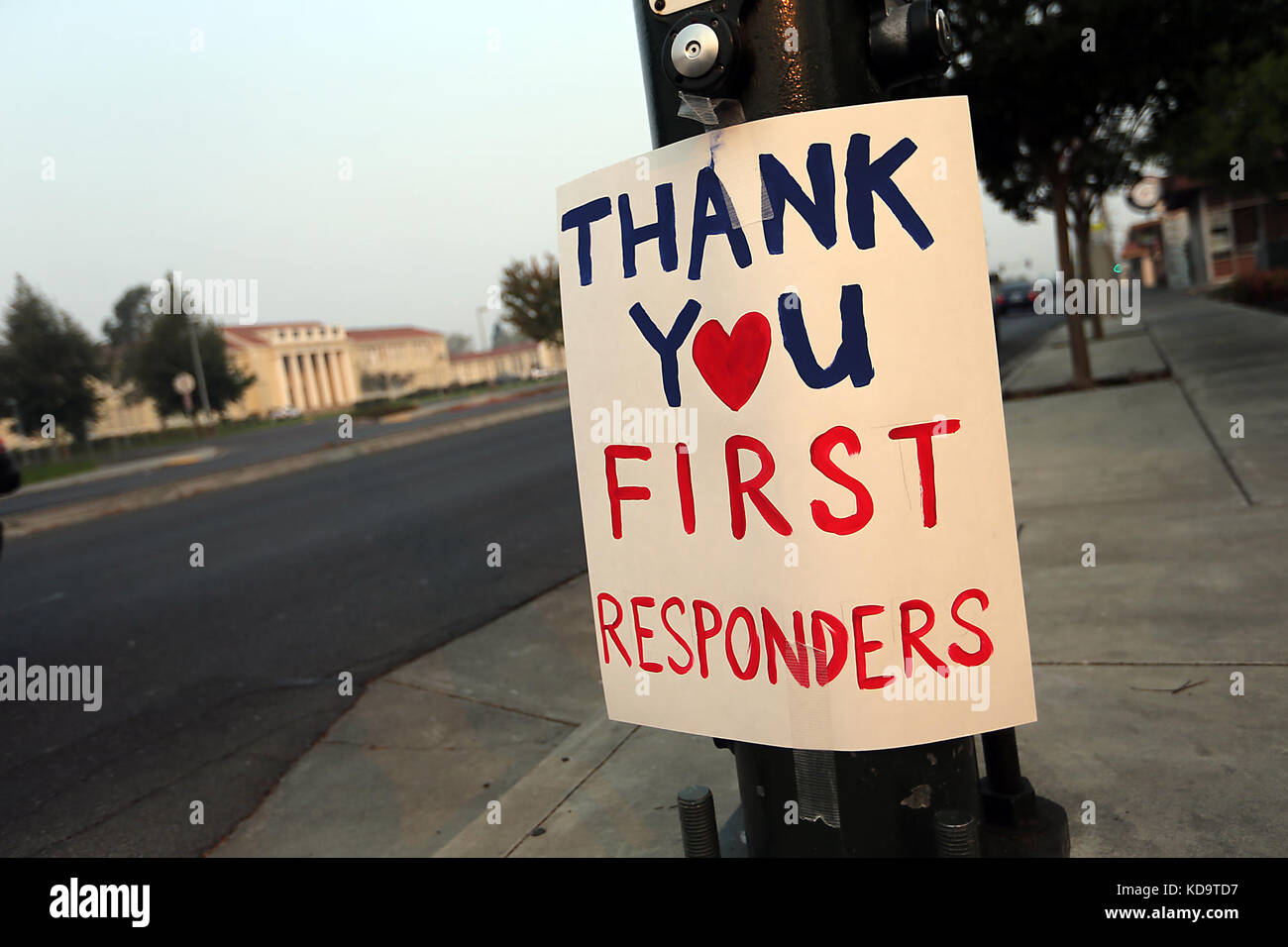 Napa, Ca, USA. 11 Okt, 2017. Ein Zeichen danken Ersthelfer an der Jefferson Street und der Lincoln Avenue am Mittwoch Morgen gesehen wird. Credit: Napa Senke-Register/zuma Draht/alamy leben Nachrichten Stockfoto