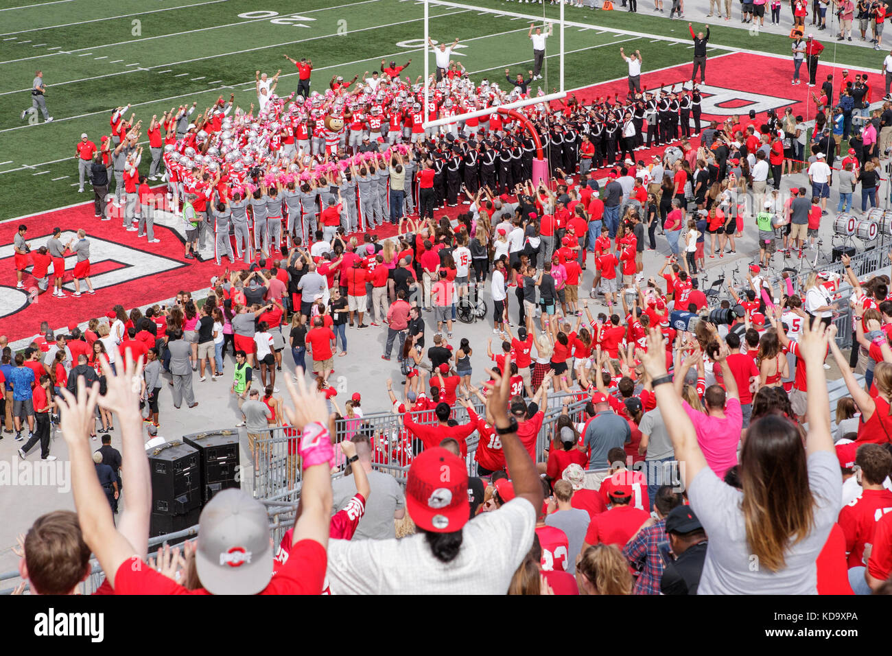 Ohio Stadium, Columbus, OH, USA. 7. Okt 2017. Ohio Zustand Roßkastanie Spieler und Fans Ausführen schneller Cals, bevor ein NCAA Football Spiel zwischen der Ohio State Buckeyes und die Maryland Dosenschildkröten am Ohio Stadium, Columbus, OH. Adam Lacy/CSM/Alamy leben Nachrichten Stockfoto