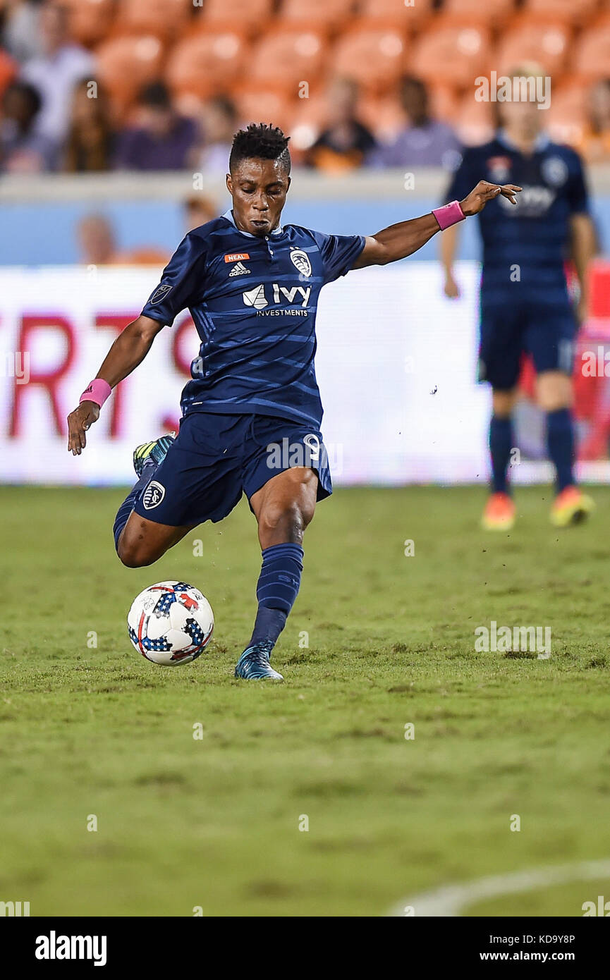 Houston, TX, USA. 11 Okt, 2017. Kansas City Sporting vorwärts Latif Segen (9) Winden bis für einen Schuß auf Ziel in der ersten Hälfte der Major League Soccer Spiel zwischen dem Houston Dynamo und Kansas City Sporting bei BBVA Compass Stadion in Houston, TX. Chris Brown/CSM/Alamy leben Nachrichten Stockfoto