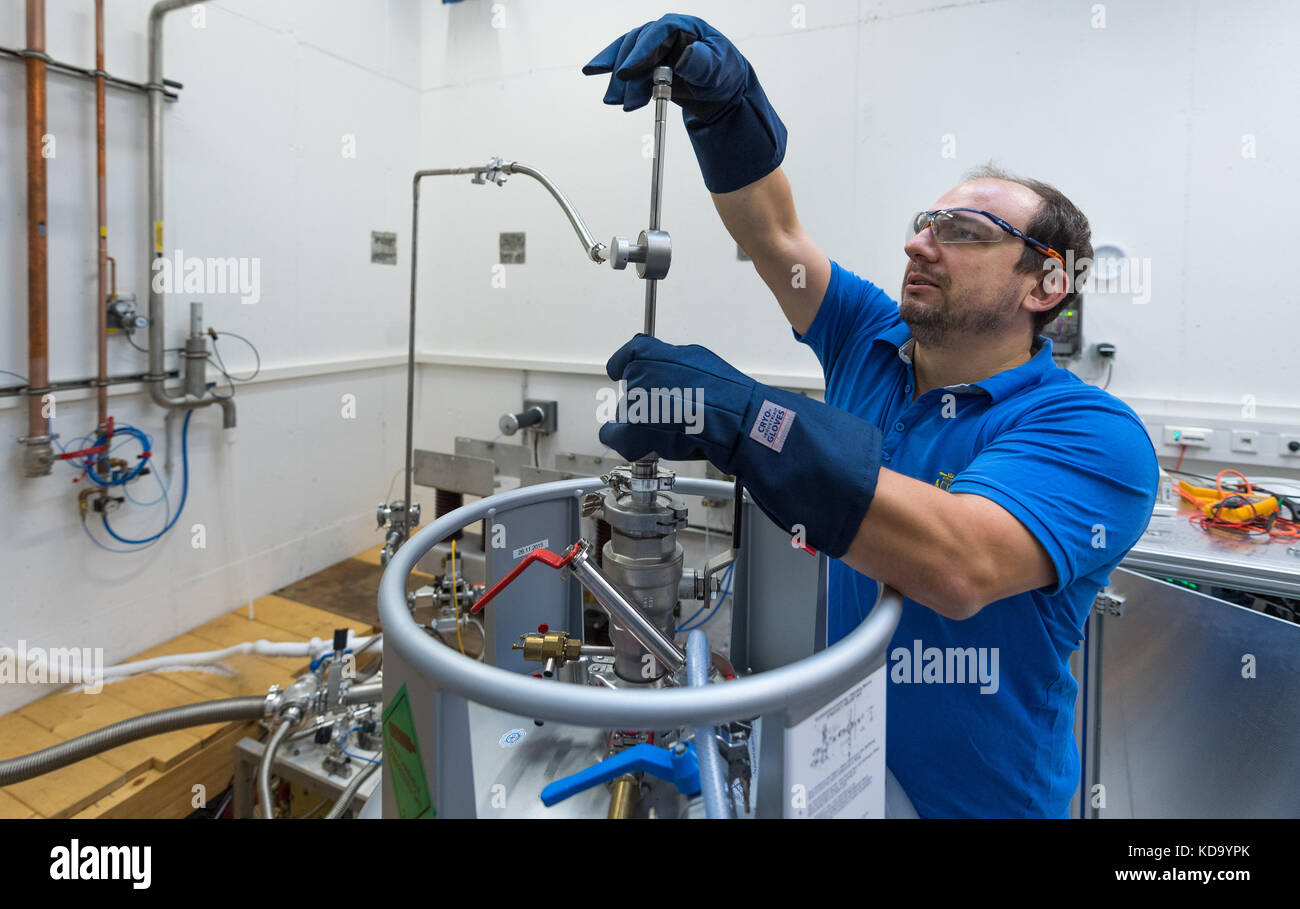 Dresden - rossendorf, Deutschland. 11 Okt, 2017. Physiker tobias Förster in der High Magnetic Field Laboratory (Hochfeld- Magnetlabor, hld) am Helmholtz-Forschungszentrum in Dresden - rossendorf, Deutschland, 11. Oktober 2017. Quelle: Monika skolimowska/dpa-zentralbild/dpa/alamy leben Nachrichten Stockfoto