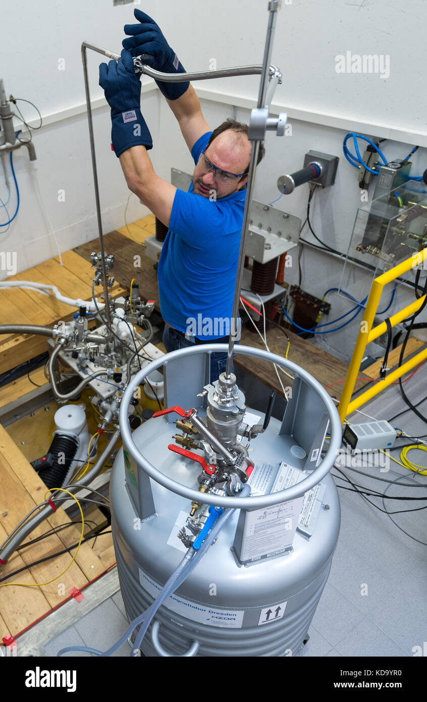 Dresden - rossendorf, Deutschland. 11 Okt, 2017. Physiker tobias Förster in der High Magnetic Field Laboratory (Hochfeld- Magnetlabor, hld) am Helmholtz-Forschungszentrum in Dresden - rossendorf, Deutschland, 11. Oktober 2017. Quelle: Monika skolimowska/dpa-zentralbild/dpa/alamy leben Nachrichten Stockfoto