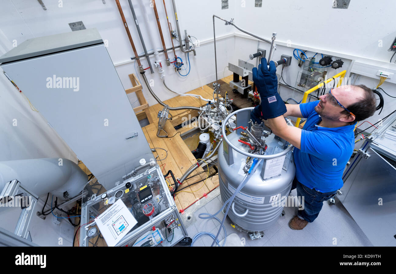 Dresden - rossendorf, Deutschland. 11 Okt, 2017. Physiker tobias Förster in der High Magnetic Field Laboratory (Hochfeld- Magnetlabor, hld) am Helmholtz-Forschungszentrum in Dresden - rossendorf, Deutschland, 11. Oktober 2017. Quelle: Monika skolimowska/dpa-zentralbild/dpa/alamy leben Nachrichten Stockfoto