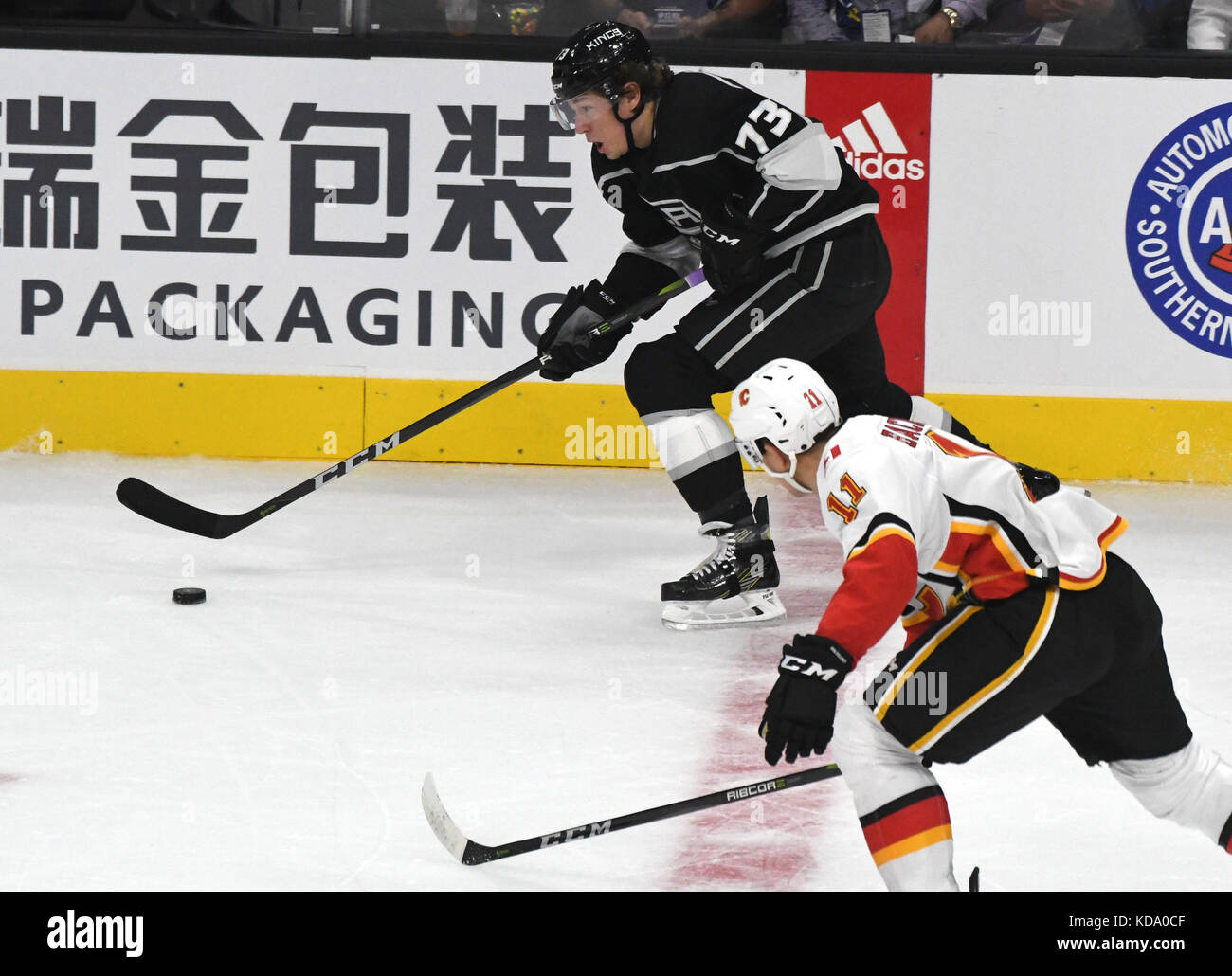 Los Angeles, Kalifornien, USA. 11 Okt, 2017. Los Angeles Kings Center Tyler Toffoli (73) steuert den Puck Vergangenheit Calgary Flames center Mikael Backlund (11) Während der ersten Periode eines NHL Hockey Spiel bei Staples Center am Mittwoch, Oktober 11, 2017 in Los Angeles. (Foto von Keith Birmingham, Pasadena Stern-Nachrichten/SCNG) Credit: San Gabriel Valley Tribune/ZUMA Draht/Alamy leben Nachrichten Stockfoto