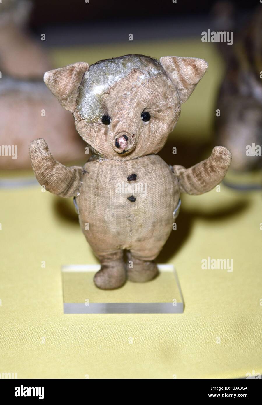 New York, NY, USA. Oktober 2017. Winnie-the-Pooh Original Puppe, Ferkel bei Ankunft zum ABSCHIED CHRISTOPHER ROBIN Premiere, Astor Hall in der New York Public Library, New York, NY 11. Oktober 2017. Quelle: Derek Storm/Everett Collection/Alamy Live News Stockfoto