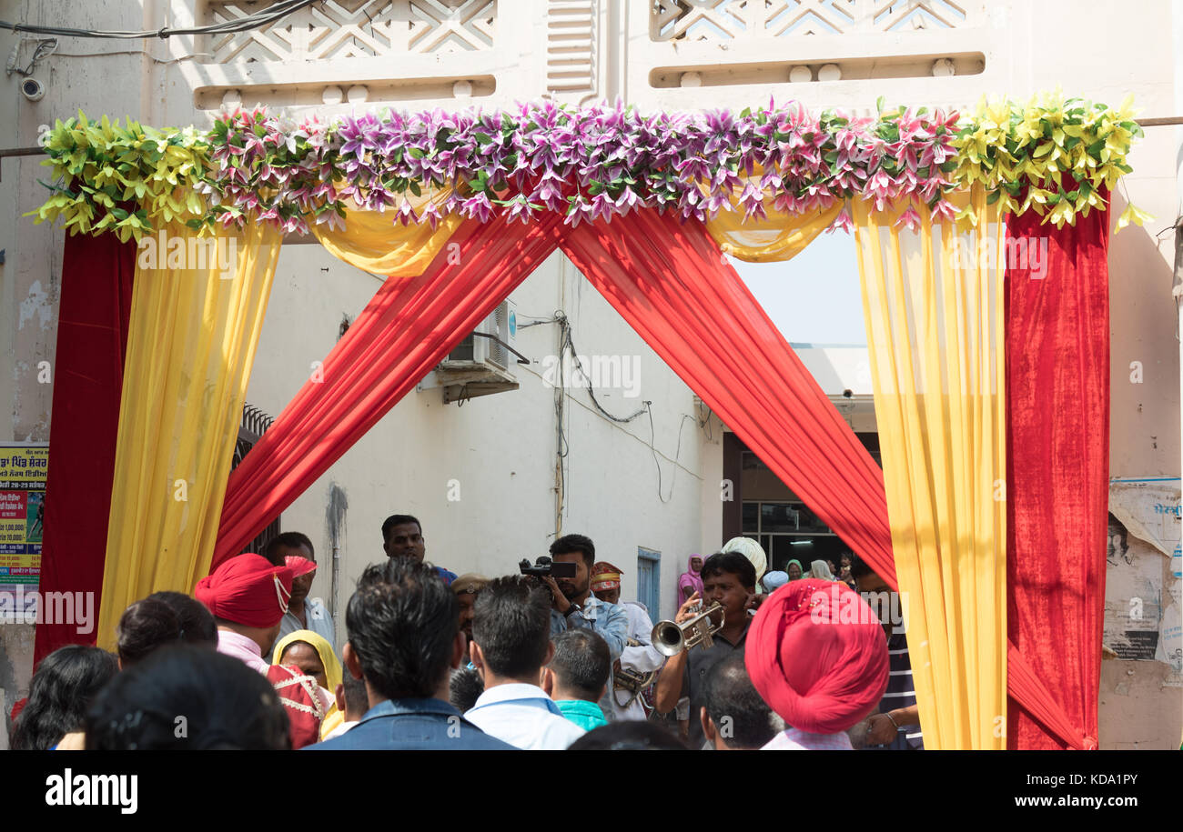 Shankar, panjab, Indien. 12 Okt, 2017. Sikh Hochzeit feiern in den ländlichen indischen Dorf. Trompeten und Trommeln der Bräutigam begleiten, während er in Richtung der Gurudwara für die Zeremonie. Credit: wansfordphoto/alamy leben Nachrichten Stockfoto