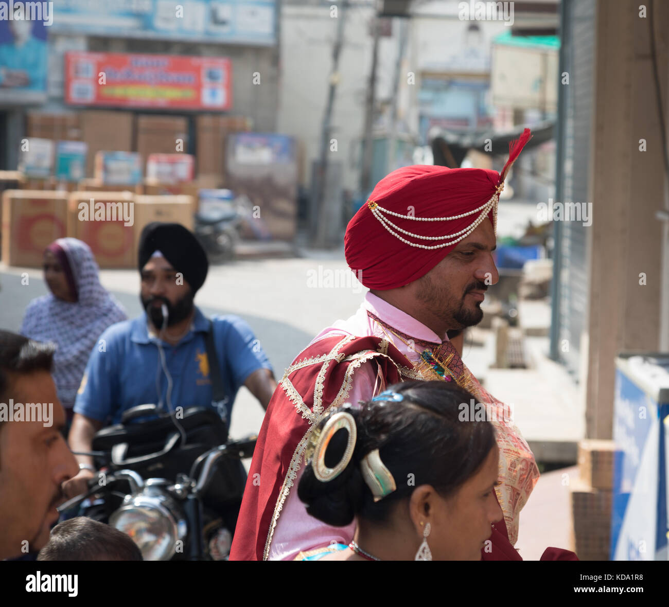 Shankar, panjab, Indien. 12 Okt, 2017. Sikh Hochzeit feiern in den ländlichen indischen Dorf. Trompeten und Trommeln der Bräutigam begleiten, während er in Richtung der Gurudwara für die Zeremonie. Credit: wansfordphoto/alamy leben Nachrichten Stockfoto