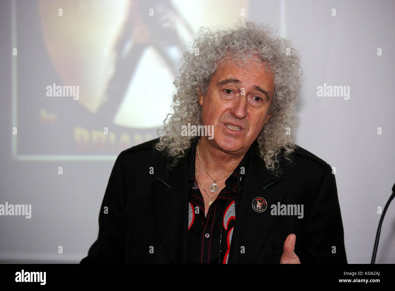 Frankfurt, Deutschland. Oktober 2017. Brian May, Mitglied und Gitarrist der britischen Rockband Queen, präsentiert auf der Buchmesse Frankfurt 2017 (Internationale Buchmesse Frankfurt 2017) die deutsche Ausgabe der ersten offiziellen Band Autobiography 'Queen in 3-D' (edel Ear Books Verlag) mit Texten und exklusiven stereoskopischen 3-D-Fotos von Brian May. Quelle: Christian Lademann Stockfoto