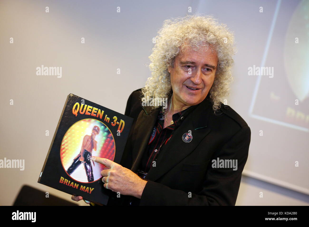 Frankfurt, Deutschland. Oktober 2017. Brian May, Mitglied und Gitarrist der britischen Rockband Queen, präsentiert auf der Buchmesse Frankfurt 2017 (Internationale Buchmesse Frankfurt 2017) die deutsche Ausgabe der ersten offiziellen Band Autobiography 'Queen in 3-D' (edel Ear Books Verlag) mit Texten und exklusiven stereoskopischen 3-D-Fotos von Brian May. Quelle: Christian Lademann Stockfoto
