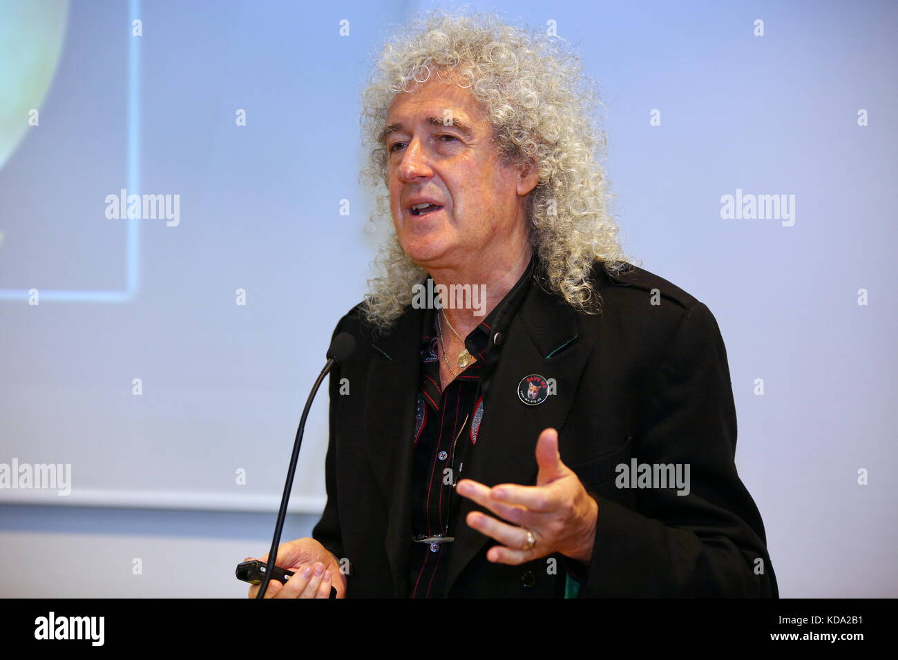 Frankfurt, Deutschland. Oktober 2017. Brian May, Mitglied und Gitarrist der britischen Rockband Queen, präsentiert auf der Buchmesse Frankfurt 2017 (Internationale Buchmesse Frankfurt 2017) die deutsche Ausgabe der ersten offiziellen Band Autobiography 'Queen in 3-D' (edel Ear Books Verlag) mit Texten und exklusiven stereoskopischen 3-D-Fotos von Brian May. Quelle: Christian Lademann Stockfoto
