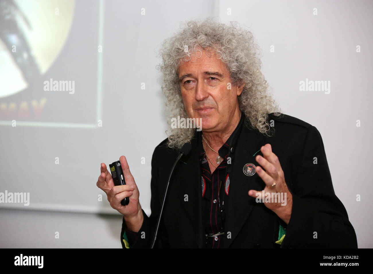 Frankfurt, Deutschland. Oktober 2017. Brian May, Mitglied und Gitarrist der britischen Rockband Queen, präsentiert auf der Buchmesse Frankfurt 2017 (Internationale Buchmesse Frankfurt 2017) die deutsche Ausgabe der ersten offiziellen Band Autobiography 'Queen in 3-D' (edel Ear Books Verlag) mit Texten und exklusiven stereoskopischen 3-D-Fotos von Brian May. Quelle: Christian Lademann Stockfoto