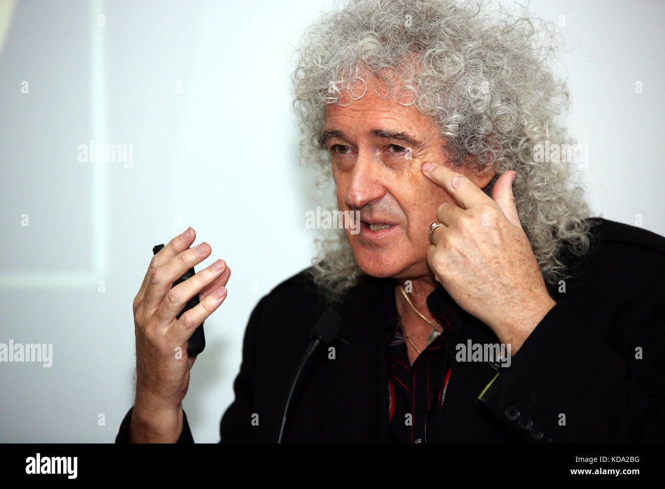 Frankfurt, Deutschland. Oktober 2017. Brian May, Mitglied und Gitarrist der britischen Rockband Queen, präsentiert auf der Buchmesse Frankfurt 2017 (Internationale Buchmesse Frankfurt 2017) die deutsche Ausgabe der ersten offiziellen Band Autobiography 'Queen in 3-D' (edel Ear Books Verlag) mit Texten und exklusiven stereoskopischen 3-D-Fotos von Brian May. Quelle: Christian Lademann Stockfoto
