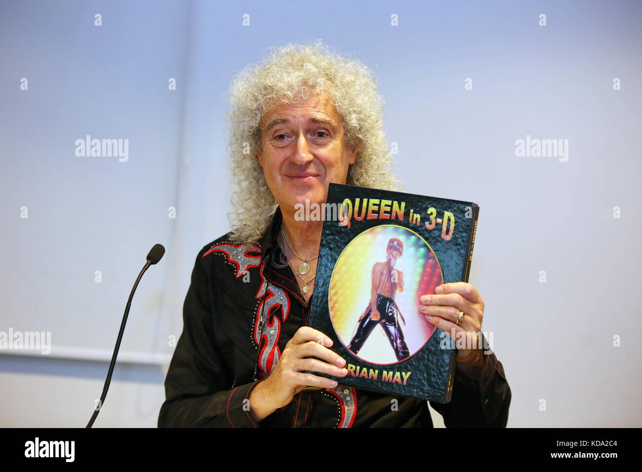 Frankfurt, Deutschland. Oktober 2017. Brian May, Mitglied und Gitarrist der britischen Rockband Queen, präsentiert auf der Buchmesse Frankfurt 2017 (Internationale Buchmesse Frankfurt 2017) die deutsche Ausgabe der ersten offiziellen Band Autobiography 'Queen in 3-D' (edel Ear Books Verlag) mit Texten und exklusiven stereoskopischen 3-D-Fotos von Brian May. Quelle: Christian Lademann Stockfoto