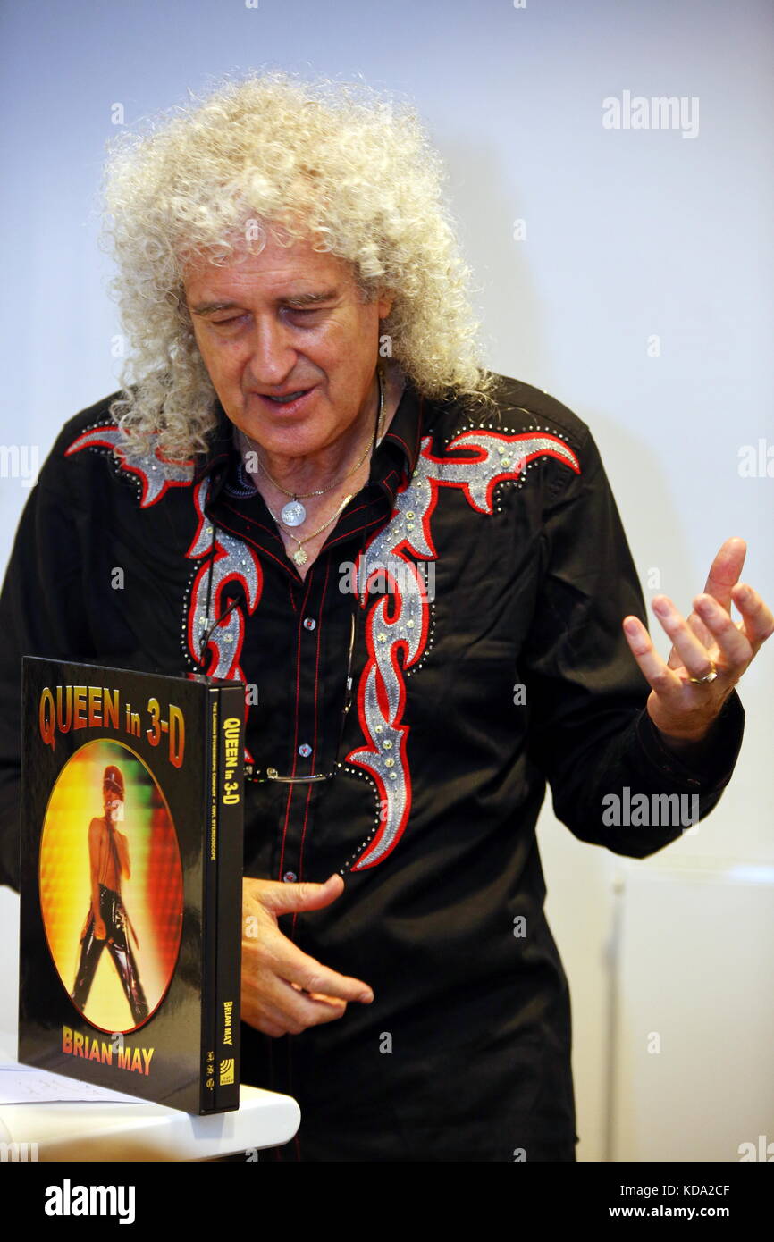Frankfurt, Deutschland. Oktober 2017. Brian May, Mitglied und Gitarrist der britischen Rockband Queen, präsentiert auf der Buchmesse Frankfurt 2017 (Internationale Buchmesse Frankfurt 2017) die deutsche Ausgabe der ersten offiziellen Band Autobiography 'Queen in 3-D' (edel Ear Books Verlag) mit Texten und exklusiven stereoskopischen 3-D-Fotos von Brian May. Quelle: Christian Lademann Stockfoto