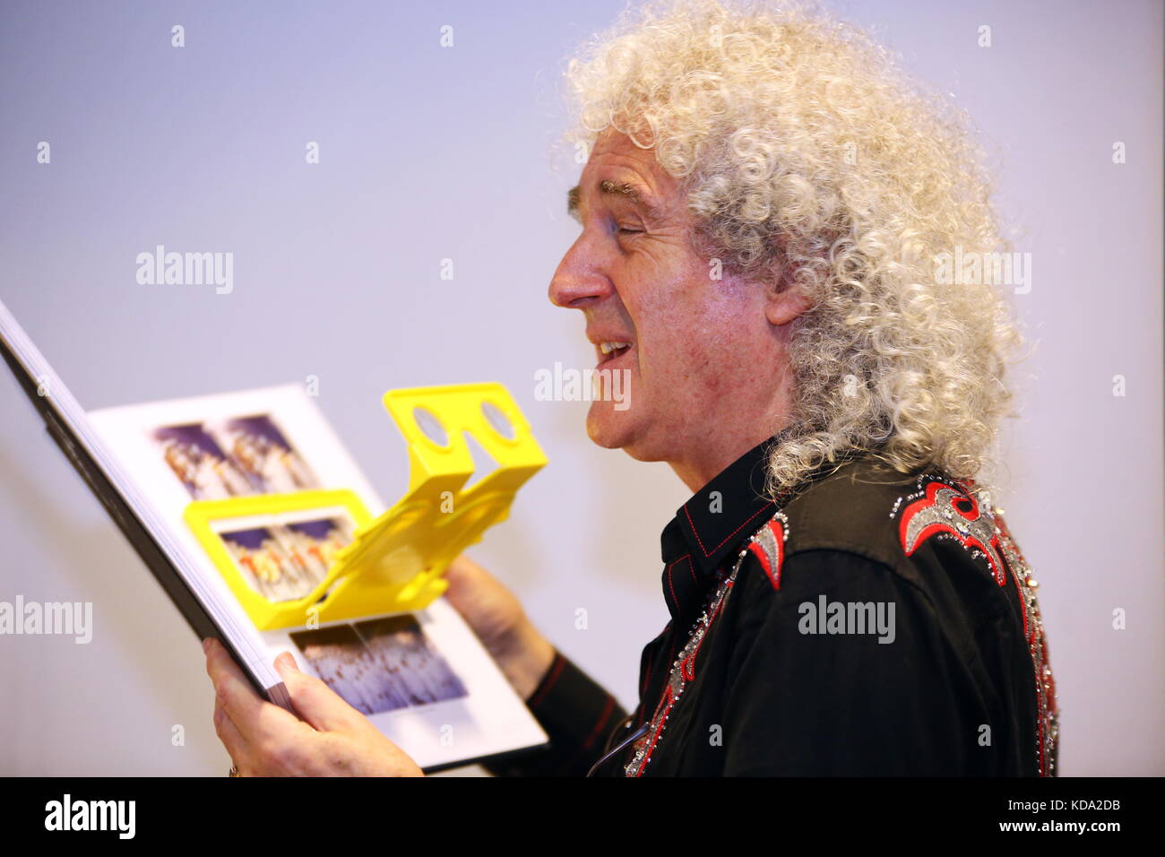 Frankfurt, Deutschland. Oktober 2017. Brian May, Mitglied und Gitarrist der britischen Rockband Queen, präsentiert auf der Buchmesse Frankfurt 2017 (Internationale Buchmesse Frankfurt 2017) die deutsche Ausgabe der ersten offiziellen Band Autobiography 'Queen in 3-D' (edel Ear Books Verlag) mit Texten und exklusiven stereoskopischen 3-D-Fotos von Brian May. Quelle: Christian Lademann Stockfoto