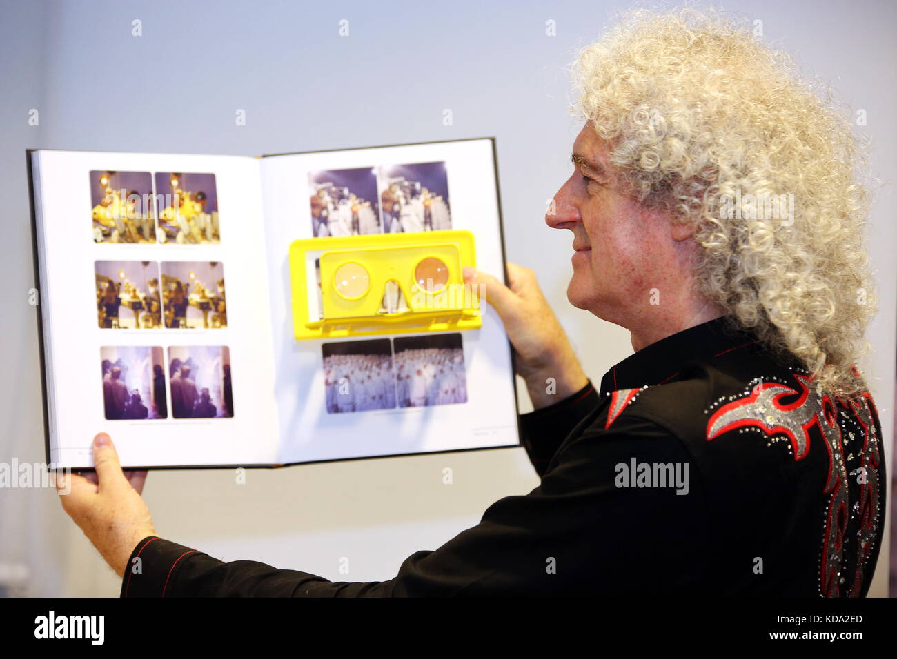 Frankfurt, Deutschland. Oktober 2017. Brian May, Mitglied und Gitarrist der britischen Rockband Queen, präsentiert auf der Buchmesse Frankfurt 2017 (Internationale Buchmesse Frankfurt 2017) die deutsche Ausgabe der ersten offiziellen Band Autobiography 'Queen in 3-D' (edel Ear Books Verlag) mit Texten und exklusiven stereoskopischen 3-D-Fotos von Brian May. Quelle: Christian Lademann Stockfoto