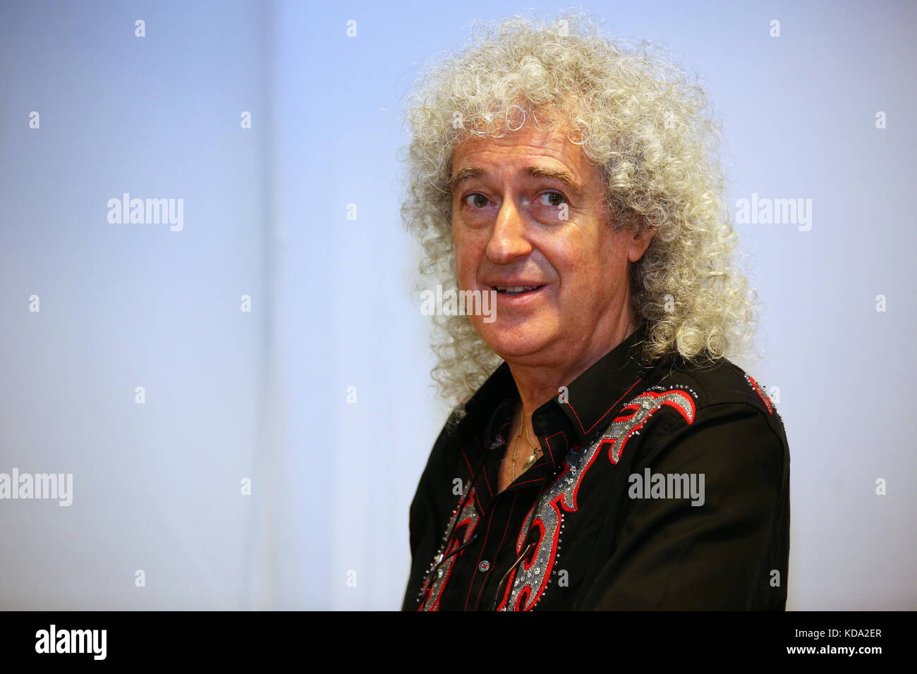 Frankfurt, Deutschland. Oktober 2017. Brian May, Mitglied und Gitarrist der britischen Rockband Queen, präsentiert auf der Buchmesse Frankfurt 2017 (Internationale Buchmesse Frankfurt 2017) die deutsche Ausgabe der ersten offiziellen Band Autobiography 'Queen in 3-D' (edel Ear Books Verlag) mit Texten und exklusiven stereoskopischen 3-D-Fotos von Brian May. Quelle: Christian Lademann Stockfoto