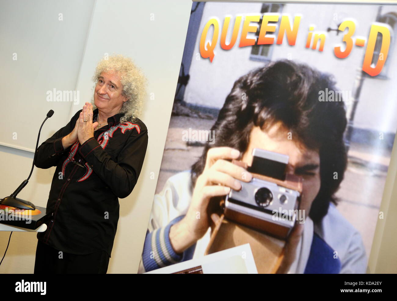 Frankfurt, Deutschland. Oktober 2017. Brian May, Mitglied und Gitarrist der britischen Rockband Queen, präsentiert auf der Buchmesse Frankfurt 2017 (Internationale Buchmesse Frankfurt 2017) die deutsche Ausgabe der ersten offiziellen Band Autobiography 'Queen in 3-D' (edel Ear Books Verlag) mit Texten und exklusiven stereoskopischen 3-D-Fotos von Brian May. Quelle: Christian Lademann Stockfoto