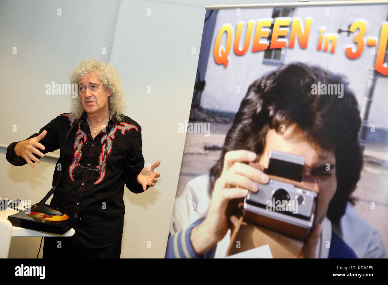Frankfurt, Deutschland. Oktober 2017. Brian May, Mitglied und Gitarrist der britischen Rockband Queen, präsentiert auf der Buchmesse Frankfurt 2017 (Internationale Buchmesse Frankfurt 2017) die deutsche Ausgabe der ersten offiziellen Band Autobiography 'Queen in 3-D' (edel Ear Books Verlag) mit Texten und exklusiven stereoskopischen 3-D-Fotos von Brian May. Quelle: Christian Lademann Stockfoto