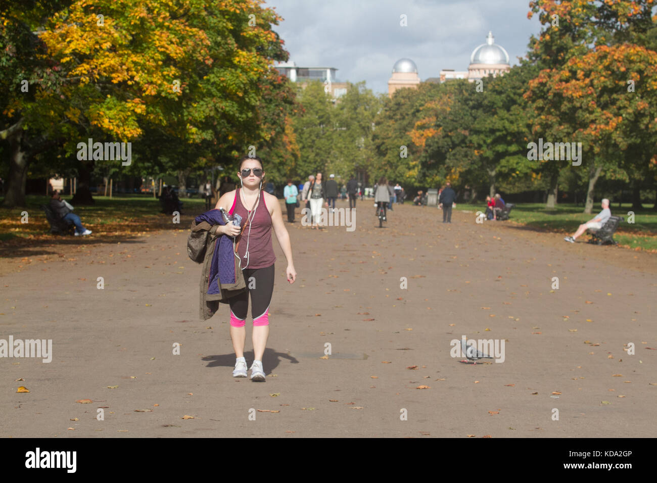 London, Großbritannien. 12 Okt, 2017. de Wetter: Londoner die glorreichen im Herbst Sonnenschein in Kensington Gardens genießen Sie londonon eine frostige und sonnigen Tag in der Hauptstadt der Credit: Amer ghazzal/alamy leben Nachrichten Stockfoto