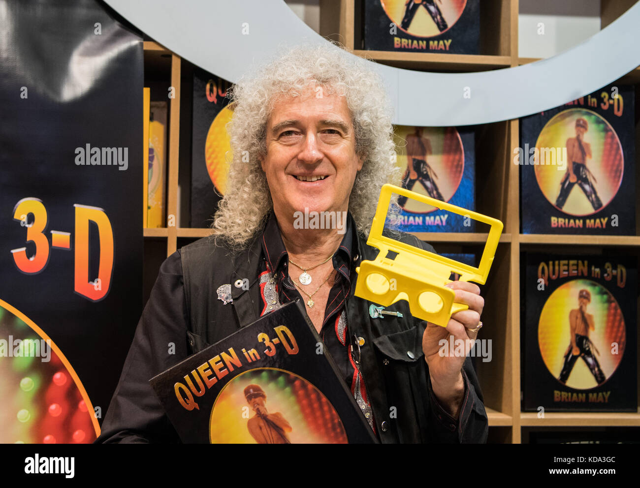 Frankfurt am Main, Deutschland. Oktober 2017. Guitarrist Brian May von Queen präsentiert sein neues Buch „Queen in 3D“ am 12. Oktober 2017 in Frankfurt am Main. Das Buch erzählt die Geschichte von Queen mit Fotos und es ist das erste offizielle Buch der Band, das von einem Bandmitglied veröffentlicht wurde. Die Frankfurter Buchmesse findet vom 11. Bis 15. Oktober 2017 statt. Darlegung: Andreas Arnold/dpa/Alamy Live News Stockfoto