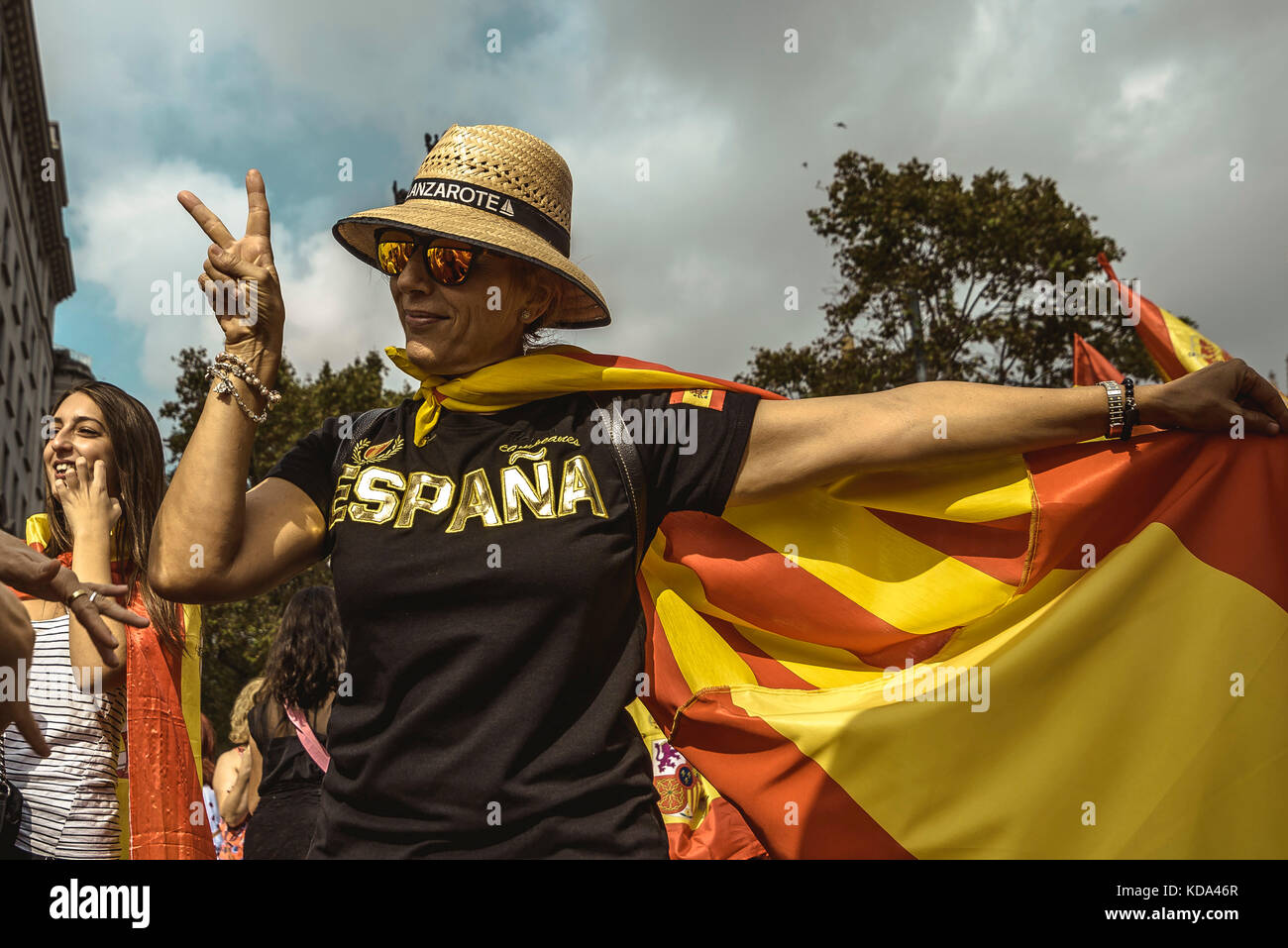 Barcelona, Spanien. Oktober 2017. Antiseparatisten tanzen, während sie sich auf Barcelonas Catalonia Square versammeln, um gegen die Unteilbarkeit Spaniens zu protestieren, zwei Tage nach einer Aufhebung der Unabhängigkeit, die von der pro-separatistischen katalanischen Regierung erklärt wurde Stockfoto