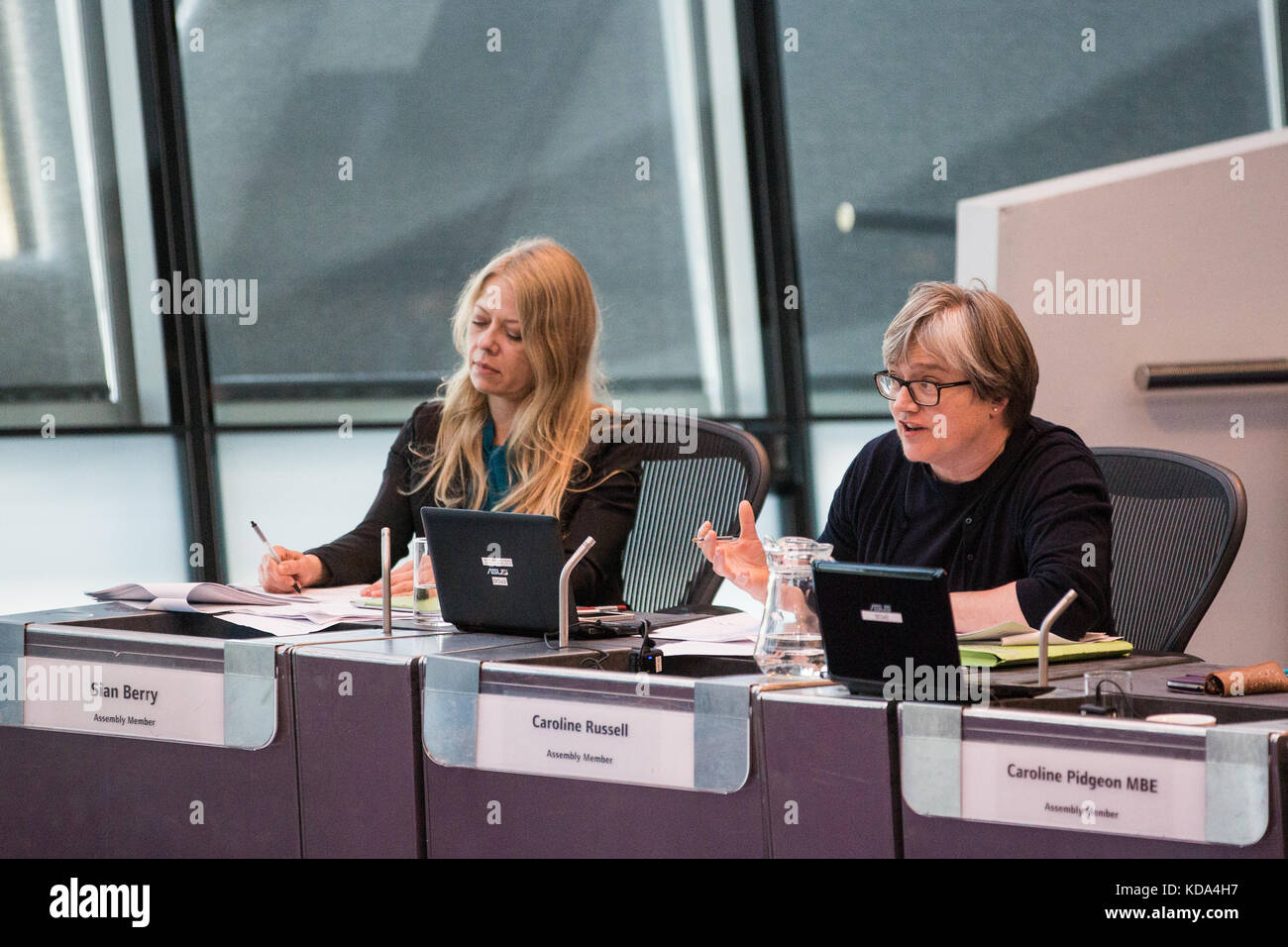 London, Großbritannien. 12 Okt, 2017. caroline Russell, grüne London Assembly Mitglied, stellt eine Frage für bessemer Grange Schüler auf quietway 7 (Elephant & Castle zum Crystal Palace), Bürgermeister von London Sadiq Khan während des Bürgermeisters Fragestunde im Rathaus. Credit: Mark kerrison/alamy leben Nachrichten Stockfoto