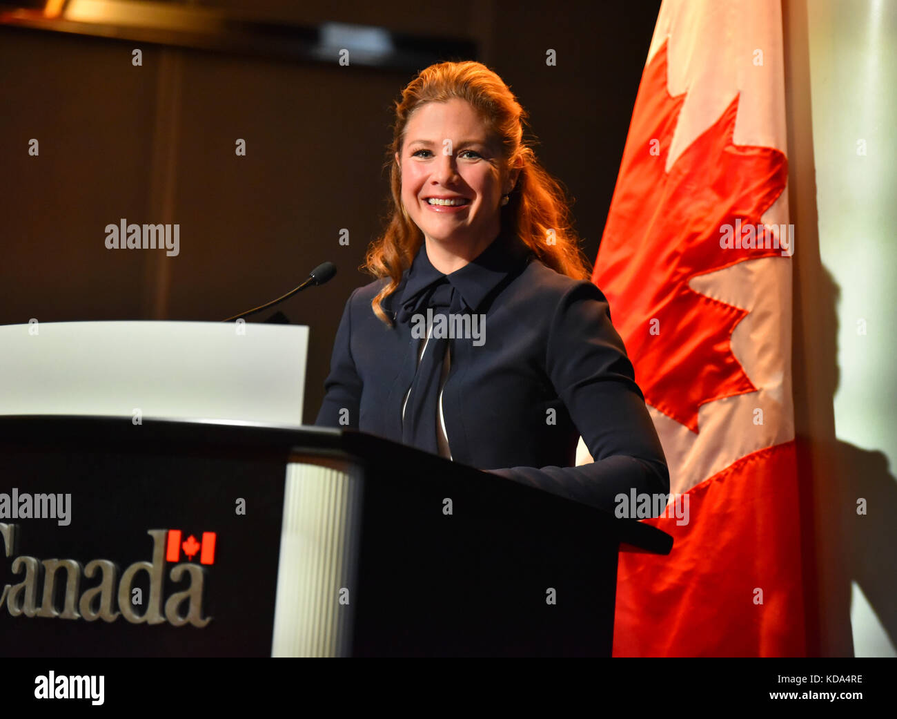 Frau Sophie Gregoire Trudeau, die Frau des kanadischen Premierminister Justin Trudeau, die zusammen für Mädchen Organisation am 11. Oktober, dem Internationalen Tag der Mädchen in der kanadischen Botschaft in Washington DC. Sie bespricht Brechen des Zyklus der Gewalt gegen Mädchen. Frau Trudeau ist ein Fürsprecher für die Gleichstellung der Geschlechter und der Rechte und Freiheiten von Frauen und Mädchen. Zusammen für Mädchen ist eine weltweite öffentlich-private Partnerschaft zur Beendigung von Gewalt gegen Kinder gewidmet. Foto von Sharon Natoli Stockfoto