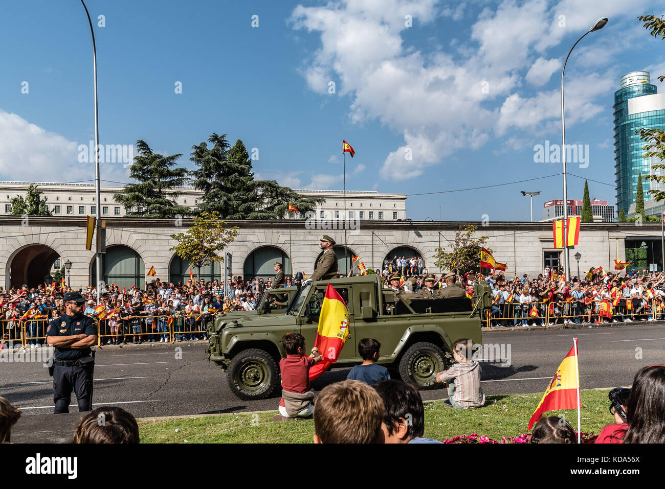 Madrid, Spanien - 12. Oktober 2017: Spanischer Nationaler Armee Parade. Mehrere Soldaten in der Armee Parade für Spaniens nationaler Tag. König Philipp VI., Königin Letizia und spanischen Ministerpräsidenten Mariano Rajoy den Vorsitz über die Parade. Juan Jimenez/Alamy leben Nachrichten Stockfoto