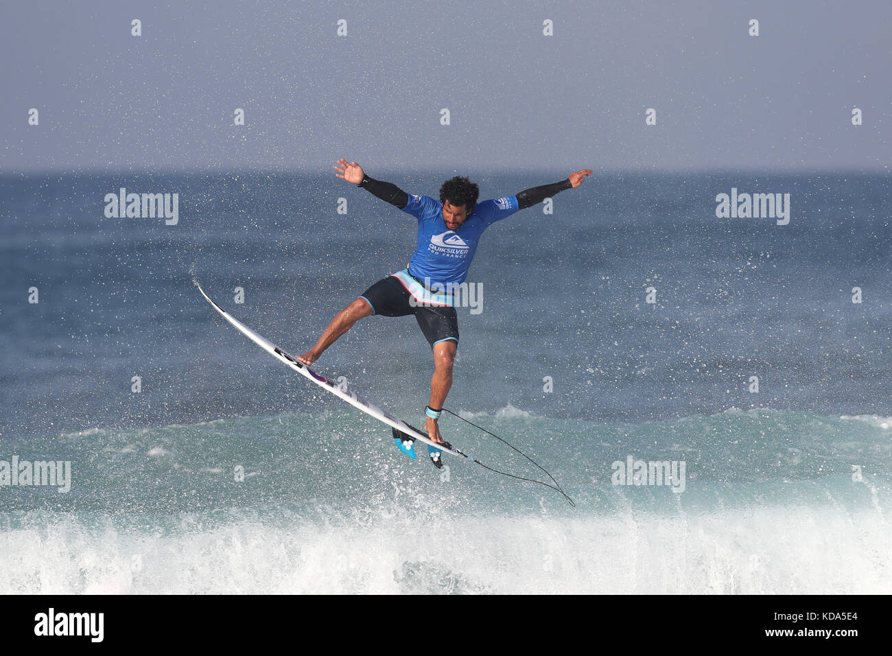 Hossegor, Frankreich. 12 Okt, 2017. SPORT, SURF, WSL QUIKSILVER PRO FRANCE - Italo Ferreira von Brasilien konkurriert bei der 1. Runde des 2017 World surfen Liga Quicksilver Pro France am 12. Oktober 2017 in Hossegor, Frankreich. Quelle: Manuel Blondeau/ZUMA Draht/Alamy leben Nachrichten Stockfoto