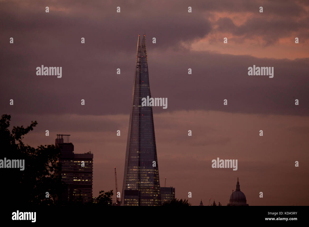 Uk. 12 Okt, 2017. de Wetter: Sonnenuntergang über London Credit: Sebastian remme/alamy leben Nachrichten Stockfoto