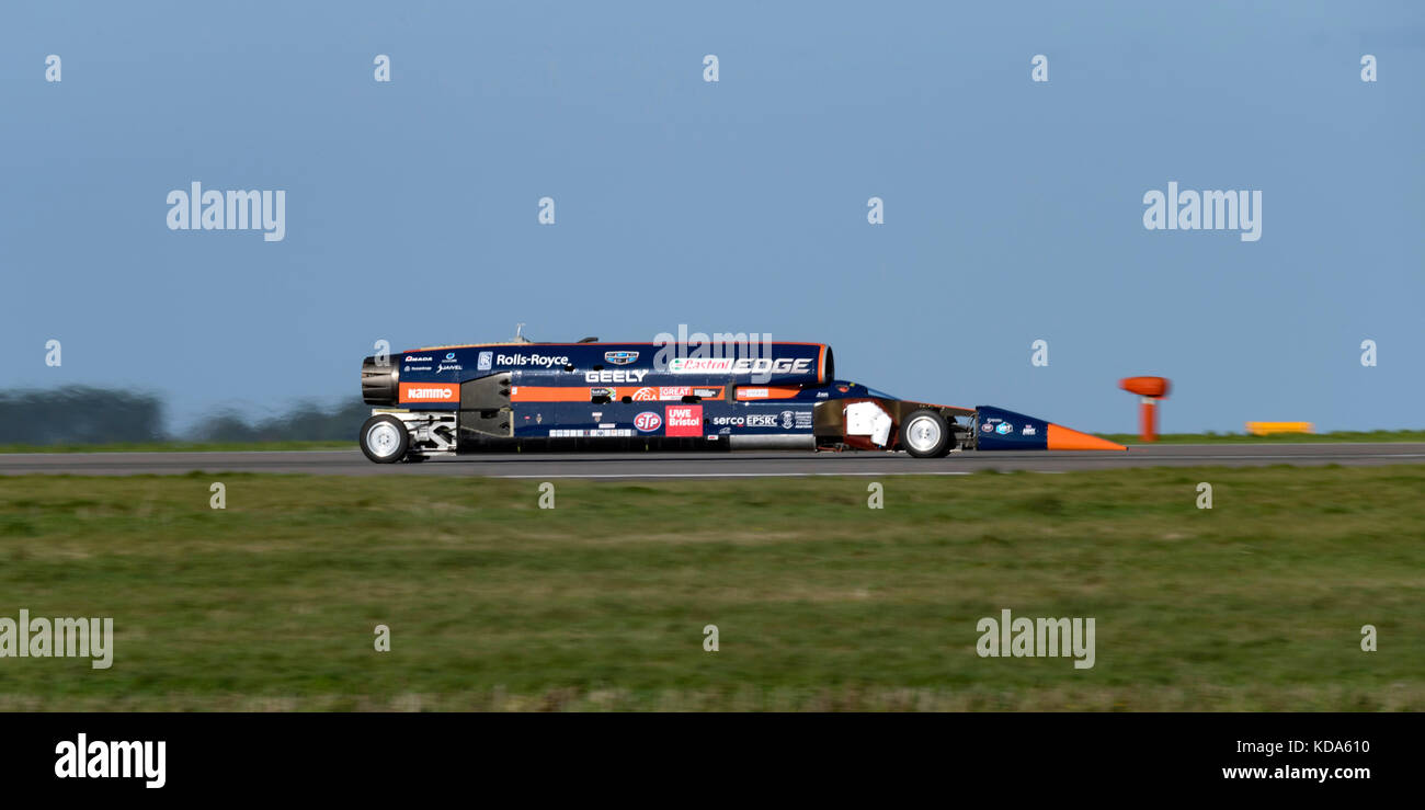 Newquay Airport, Cornwall, Großbritannien. Oktober 2017. Bloodhound SCC im Test am Newquay Airport, angetrieben von einem Rolls-Royce EJ200 Motor, wie er vom Eurofighter Jet verwendet wird. Die Tests finden vor einem öffentlichen Lauf am Newquay Flughafen statt, der diesen Monat stattfindet und bei dem eine Geschwindigkeit von 200 mph erwartet wird. All dies vor einem Landgeschwindigkeitsrekordversuch am Hakskeen Pan, Südafrika irgendwann im Jahr 2019 Quelle: Bob Sharples/Alamy Live News Stockfoto