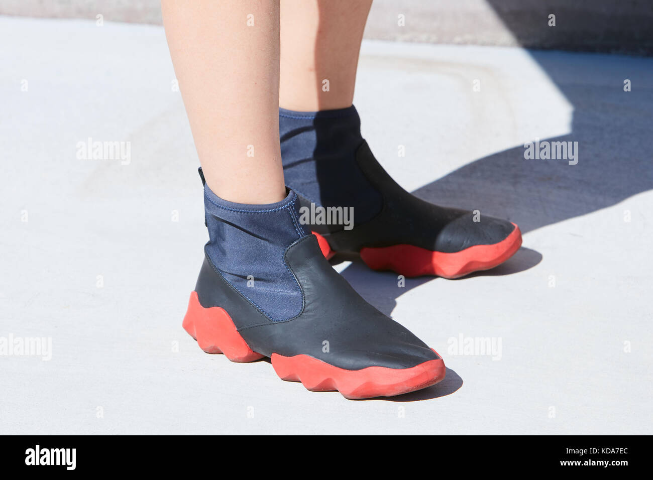 MAILAND - 20. SEPTEMBER: Frau mit schwarzen Lederschuhen mit roter Sohle vor der Alberto Zambelli Fashion Show, Mailand Fashion Week Street Style im September Stockfoto