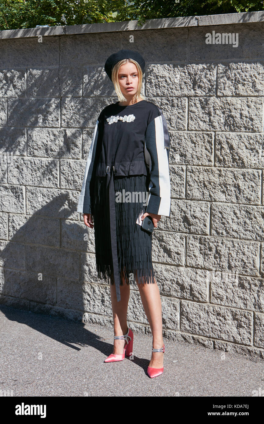 MAILAND - 20. SEPTEMBER: Frau mit schwarz-weißem Kleid und pinkfarbenen Schuhen vor der Alberto Zambelli Fashion Show, Mailand Fashion Week Street Style am September Stockfoto
