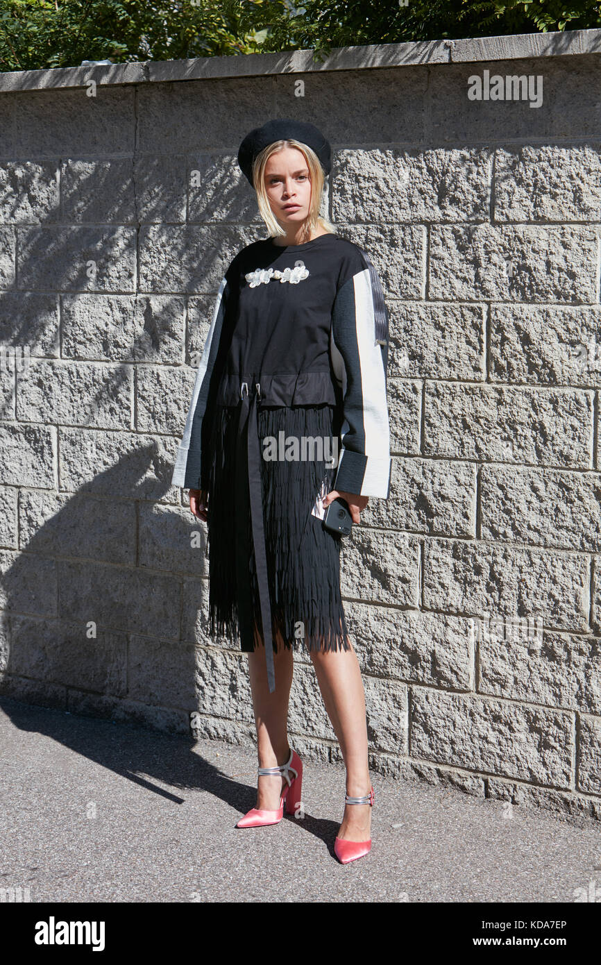 MAILAND - 20. SEPTEMBER: Frau mit schwarz-weißem Kleid und pinkfarbenen Schuhen vor der Alberto Zambelli Fashion Show, Mailand Fashion Week Street Style am September Stockfoto