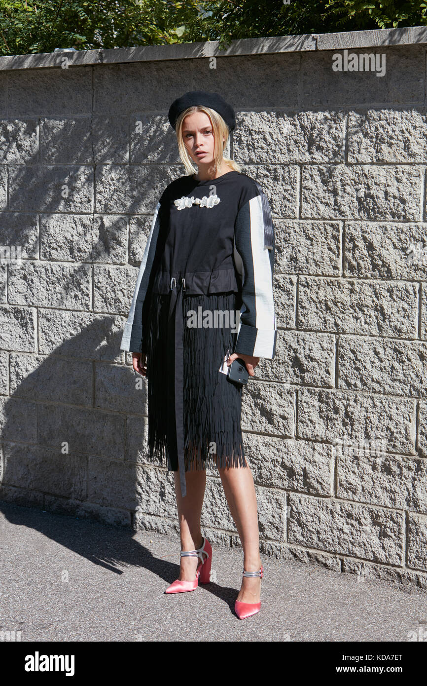 MAILAND - 20. SEPTEMBER: Frau mit schwarz-weißem Kleid und pinkfarbenen Schuhen vor der Alberto Zambelli Fashion Show, Mailand Fashion Week Street Style am September Stockfoto