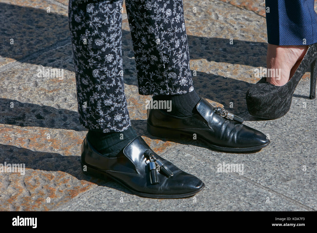 MAILAND - 20. SEPTEMBER: Mann mit John Richmond schwarzen Lederschuhen und Hose mit Blumendesign vor der Alberto Zambelli Fashion Show, Milan Fashion Week s Stockfoto