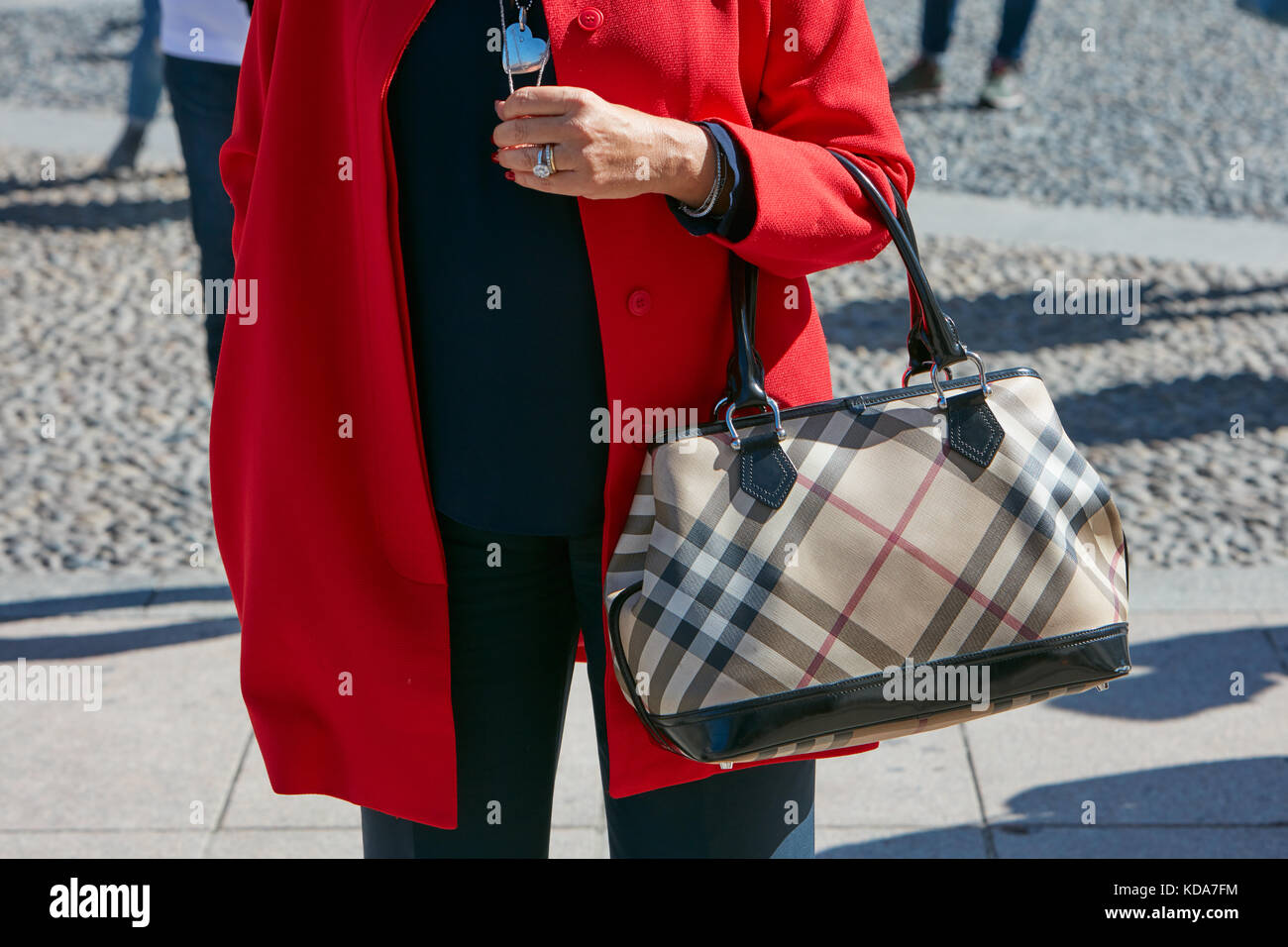 Mailand - 20. September: Frau mit Burberry Tasche und roten Mantel vor Alberto zambelli fashion show, Mailand fashion week street style am 20. September 2017 Stockfoto