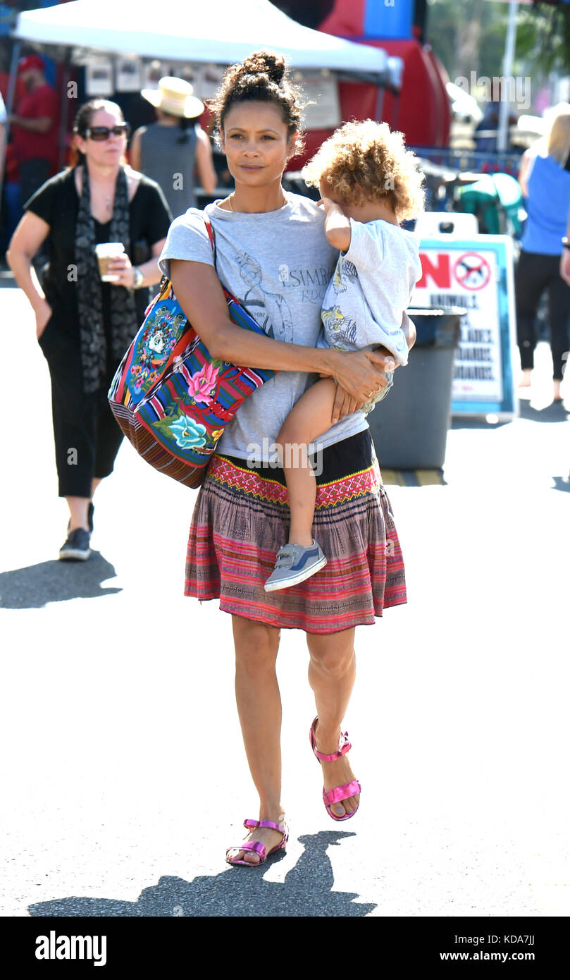 Thandie Newton bringt ihren Sohn auf den Studio City Farmers Market mit: Thandie Newton, Booker Jombe Parker Where: Los Angeles, Kalifornien, USA When: 10 Sep 2017 Credit: WENN.com Stockfoto