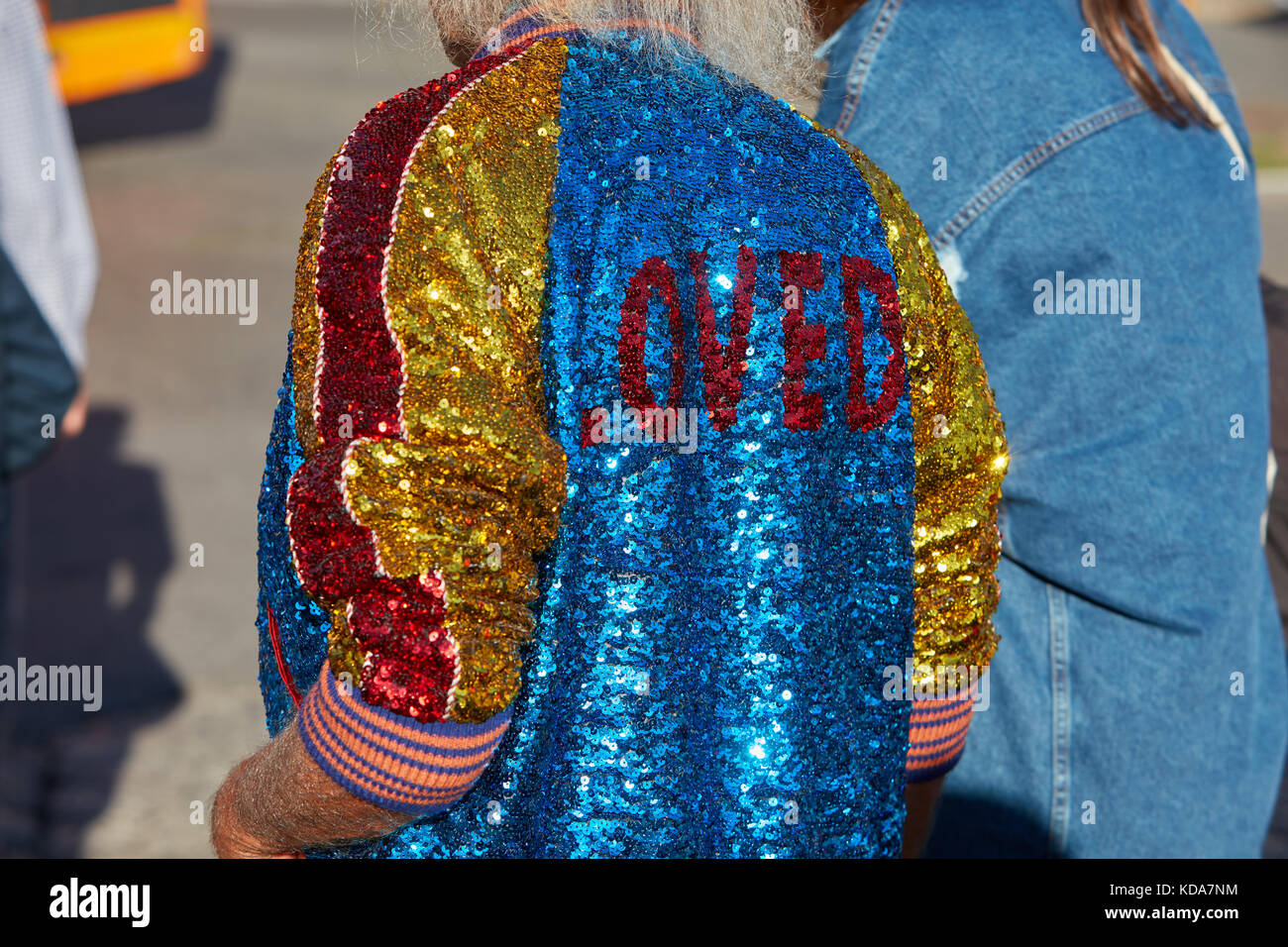 Mailand - 20. September: Mann mit blauen, gelben und roten pailletten jacke mit liebte vor Alberta Ferretti Mode zeigen, Mailand fashion week Straße s Stockfoto
