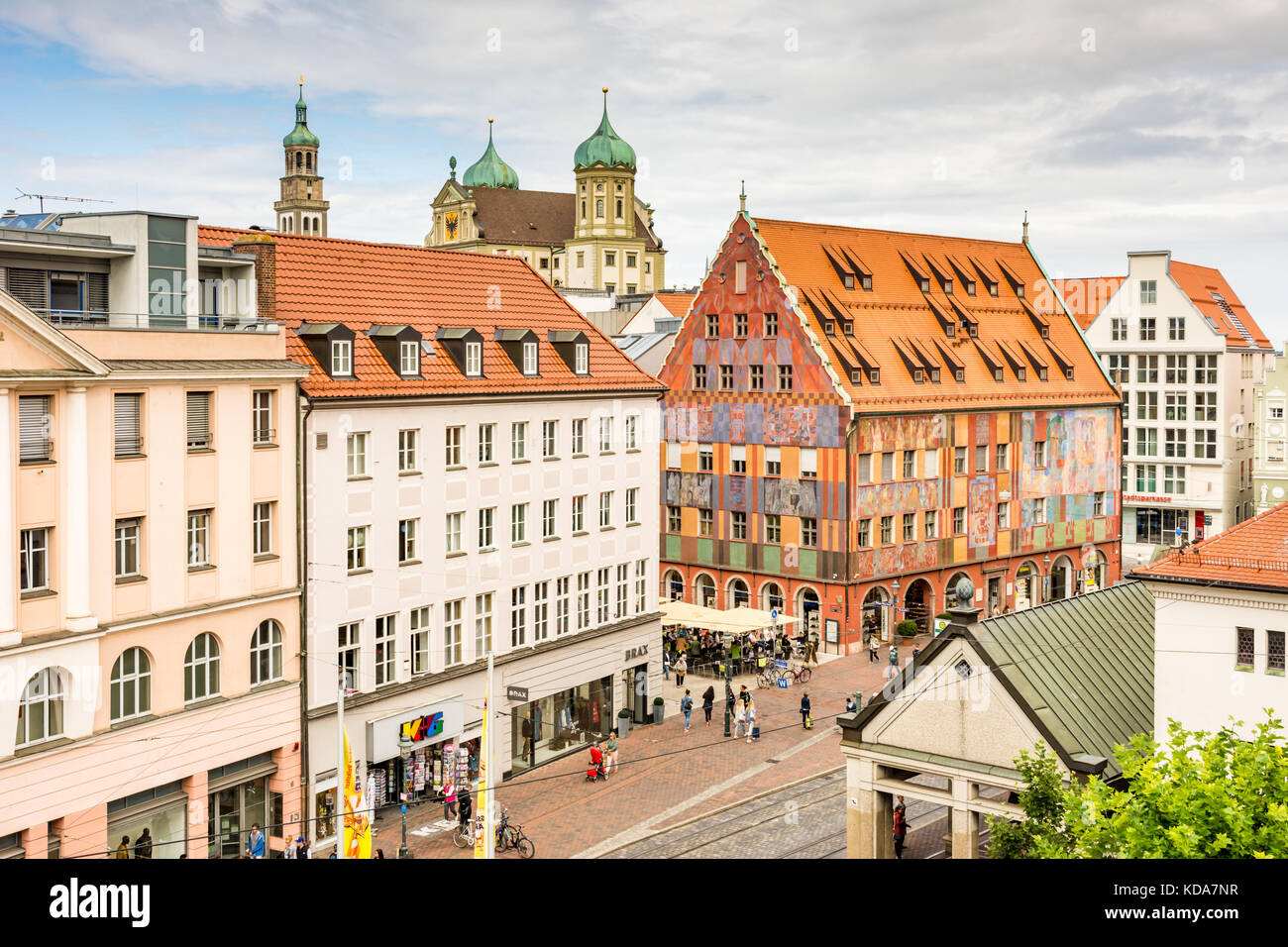 Augsburg, Deutschland - 19. August: die Menschen in der Altstadt von Augsburg, Deutschland Am 19. August 2017. Augsburg ist eine der ältesten Städte Deutschlands. Stockfoto